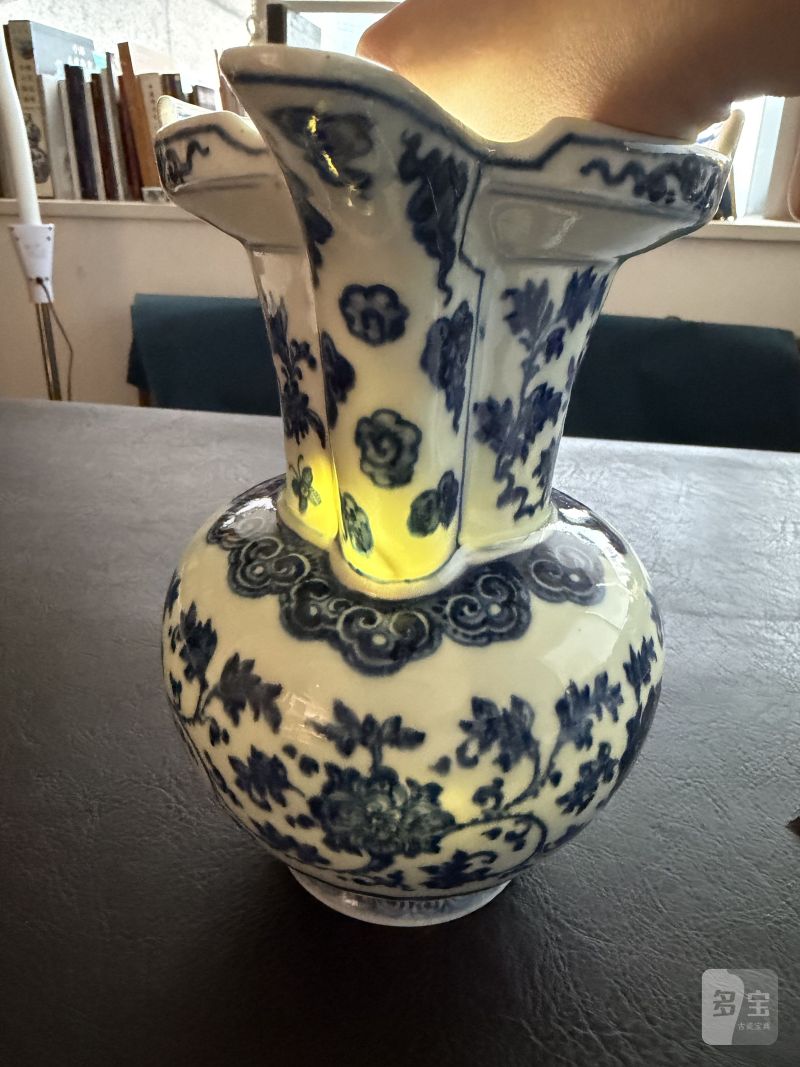 清乾隆 青花缠枝花卉纹僧帽壶 - 图24